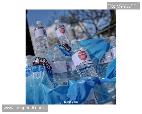 曼城球迷球场外售卖阿森纳队徽矿泉水引发热议每瓶仅售2镑 曼城球迷球场外售卖阿森纳队徽矿泉水引发热议每瓶仅售2镑